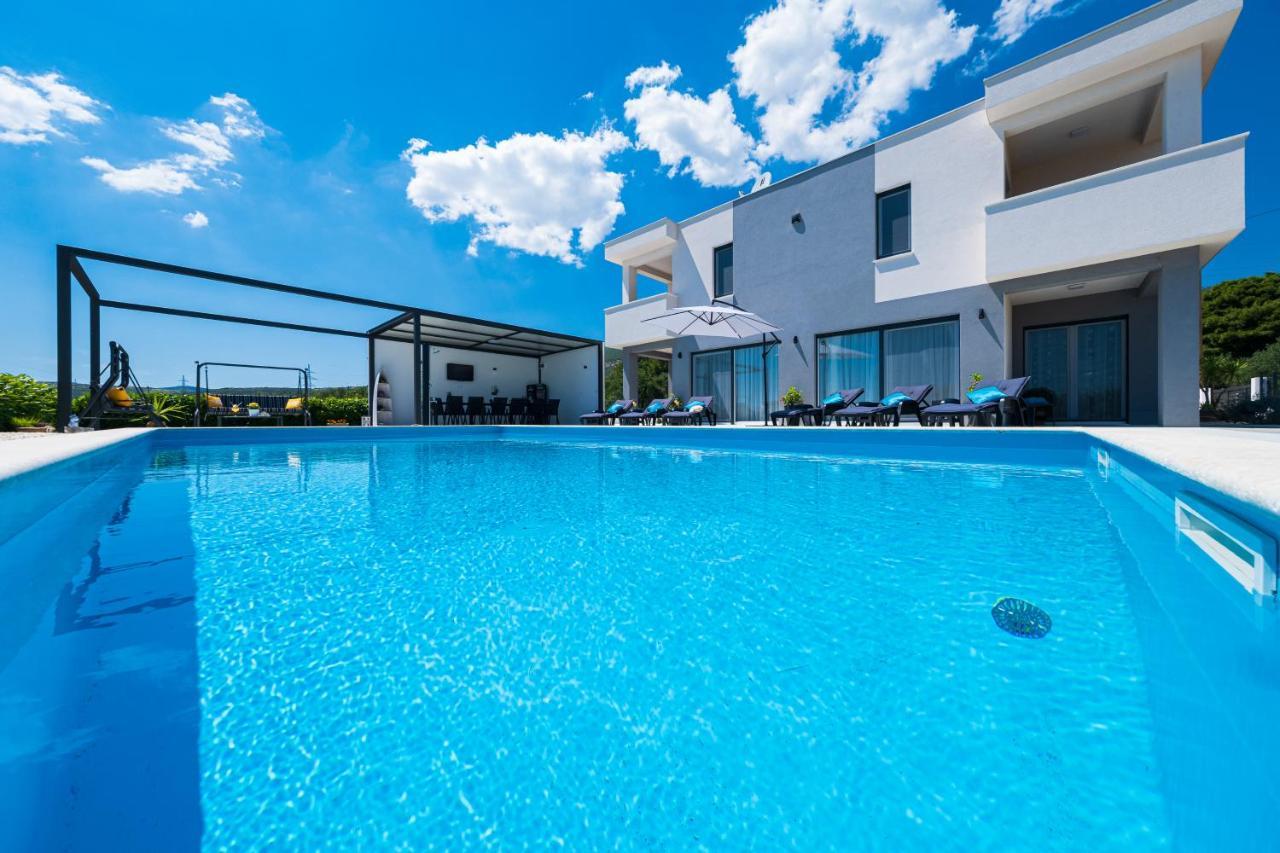 Villa Sky - Heating Pool Kaštel Novi Extérieur photo