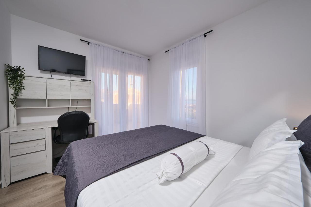 Villa Sky - Heating Pool Kaštel Novi Extérieur photo